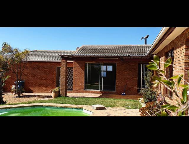 4 BEDROOM HOUSE TO LET IN WEST BEACH